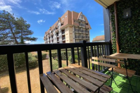 Spacious apartment with terrace near the sea